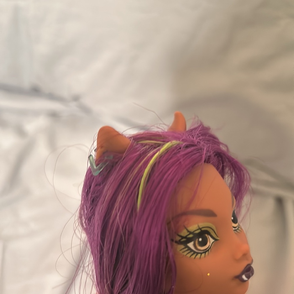 Clawdeen Wolf G1 Purple Hair Doll - Picture 5 of 6